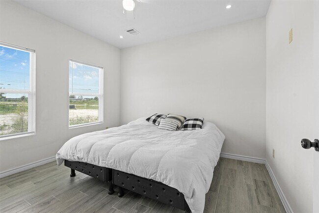 Building Photo - 5053-5835 Drive