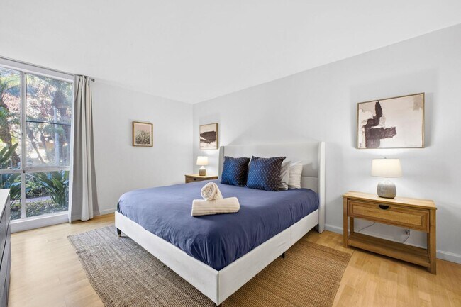 Building Photo - 6333 La Jolla Blvd