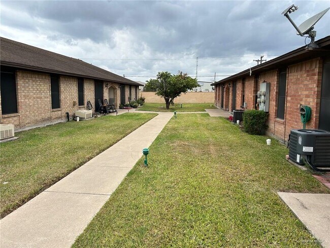 Building Photo - 1500 Evergreen Ave