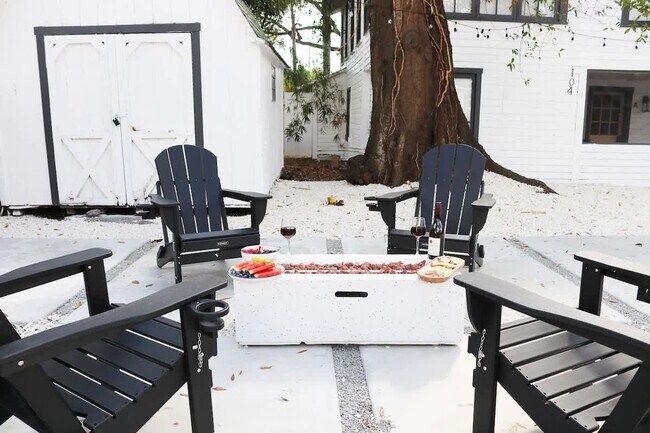 Building Photo - 102 W Emma St