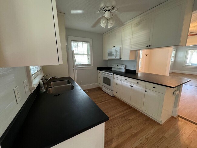 Building Photo - Cute Bungalow Near NC State Fairgrounds - ...