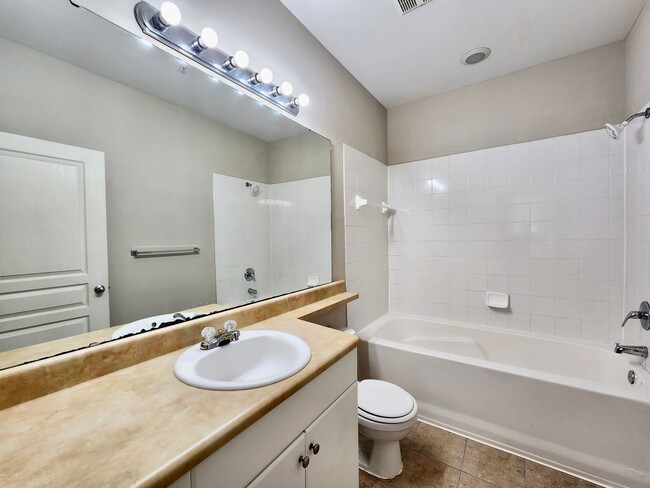 Building Photo - Two bedroom condo at 254 Seven Farms - Dan...