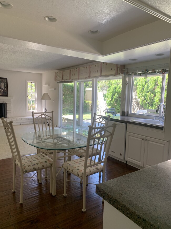 Kitchen: light and spacious - 8561 Windlass Dr