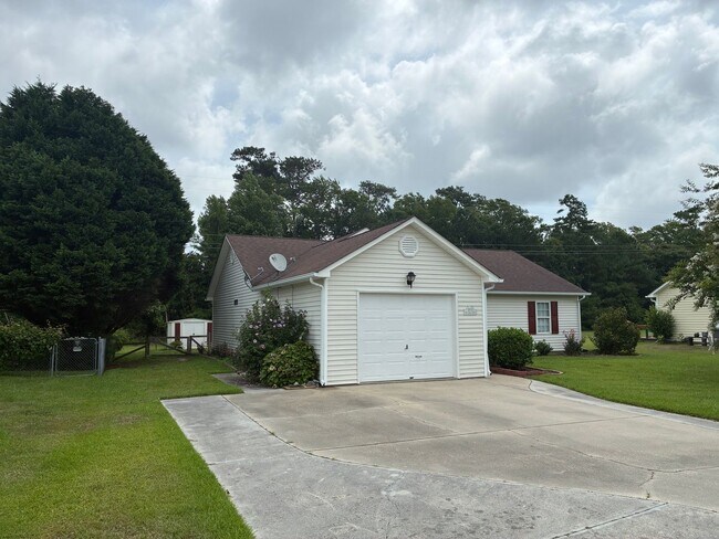 Building Photo - 3 Bed 2 Bath Newport Home Available now