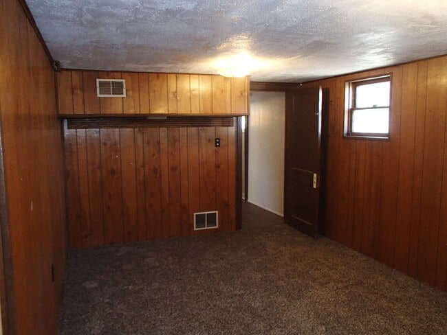 Building Photo - Larger 2 bedroom, 2 bathroom home! Pet Fri...