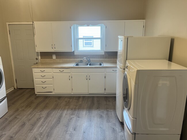 Building Photo - 212 W 5th St