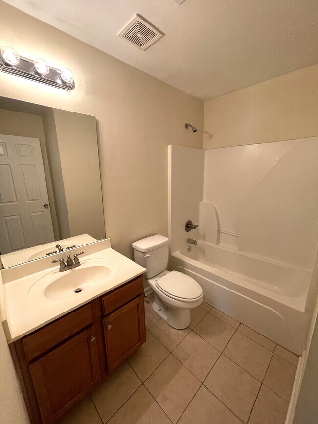 Building Photo - 112 Pineview Ct