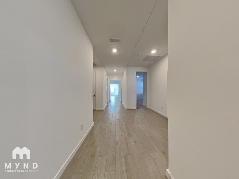 Building Photo - 17335 W Sunnyslope Ln