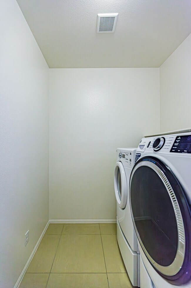 Building Photo - 4 Bedroom home located in Mountain's Edge