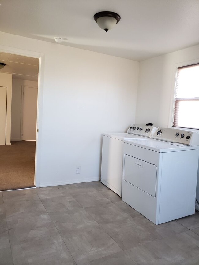 Building Photo - 2+ Bedroom, 2 bathroom Charming Home Avail...