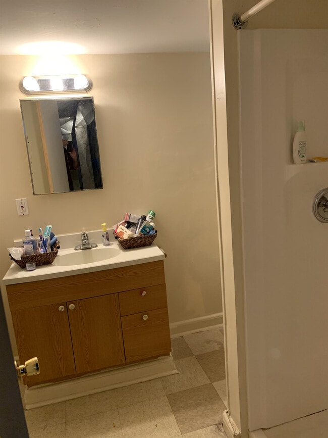 Building Photo - 606 Spartan Ave