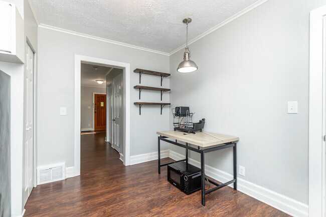 Building Photo - 402 Koch Ave