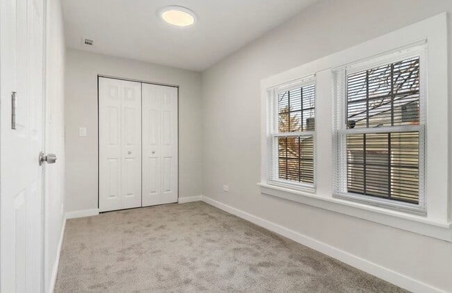 Building Photo - 114 Beachview Dr