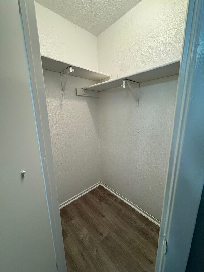 Building Photo - 3 bedroom 2 bath Refreshed