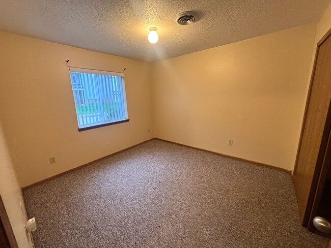 Building Photo - 2 Bd/1 bath Lower Unit at the Driftless Apartments