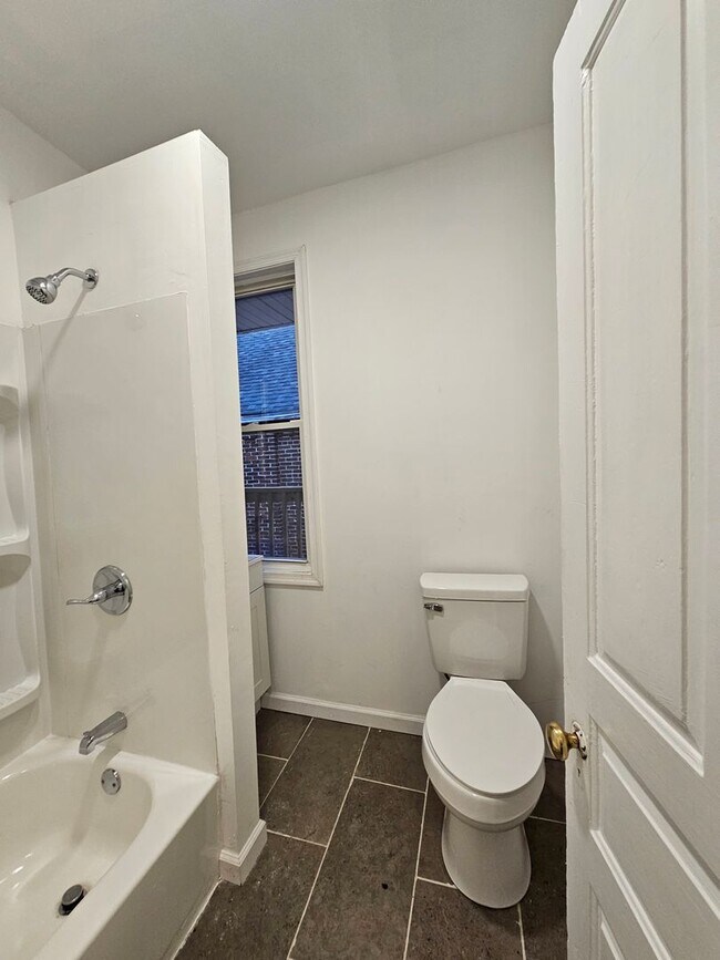 Building Photo - 921 W Poplar St