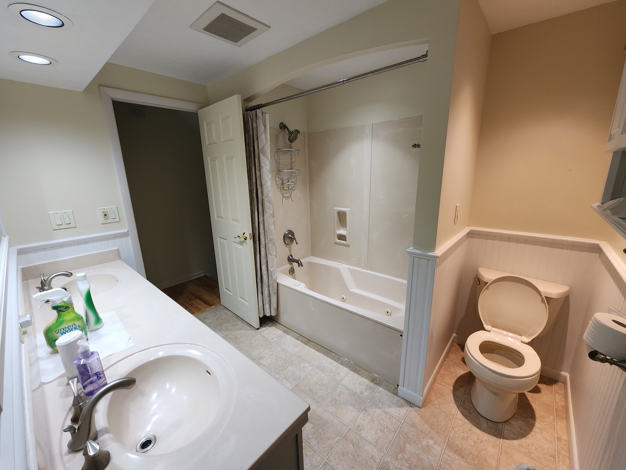 Building Photo - 20311 Village Green Dr
