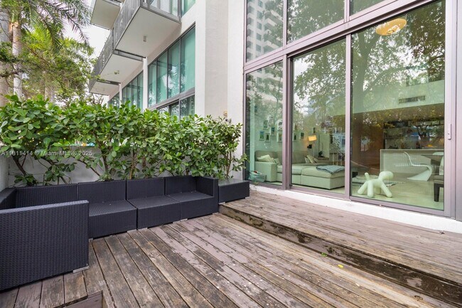 Building Photo - 6000 Collins Ave