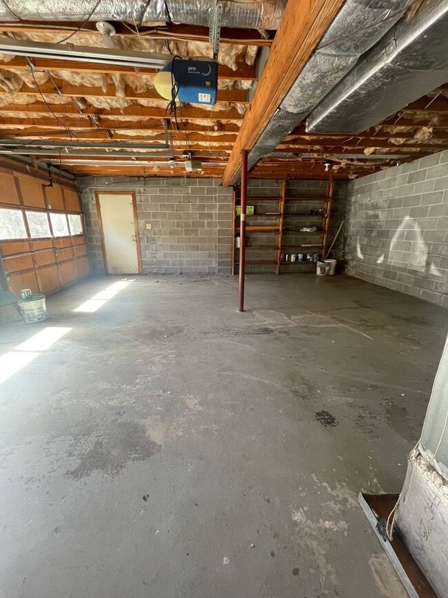 Building Photo - 3 bed, 2.5 bath, 2 car garage split foyer home in West Knoxville