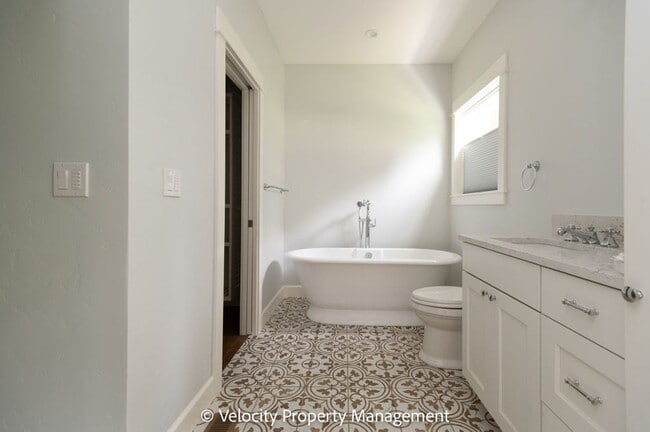 Building Photo - Beautiful Home Across the Street from Drake Park!