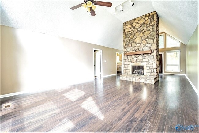 Building Photo - 710 Crestview Dr