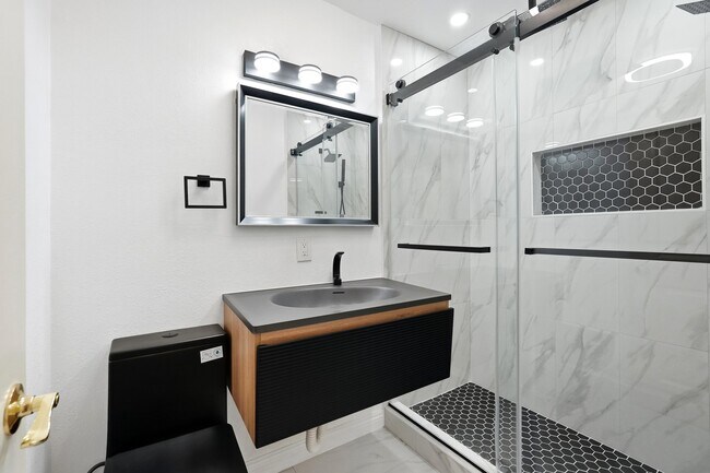 Building Photo - 2406 Aviation Blvd