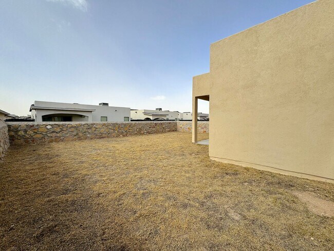Building Photo - East El Paso 3 bed Refrig A/C