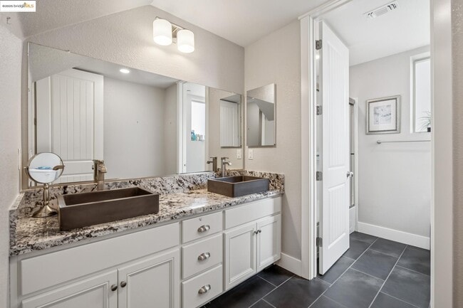 Building Photo - 6733 Skyview Dr