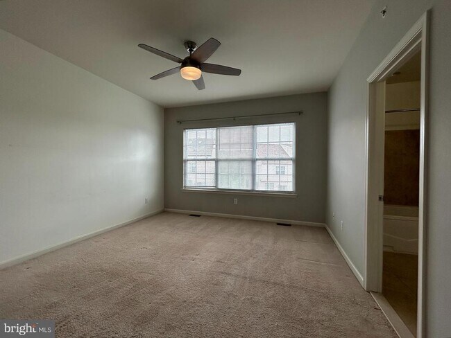Building Photo - 1379 Parish Ave