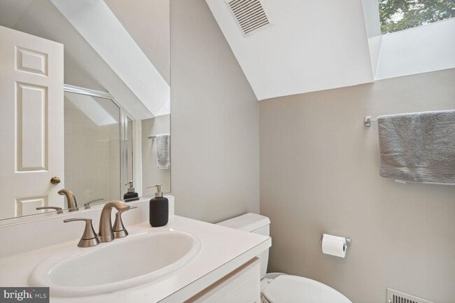 Building Photo - 5 Bed 4.5 Bath - Bethesda len Echo Heights...