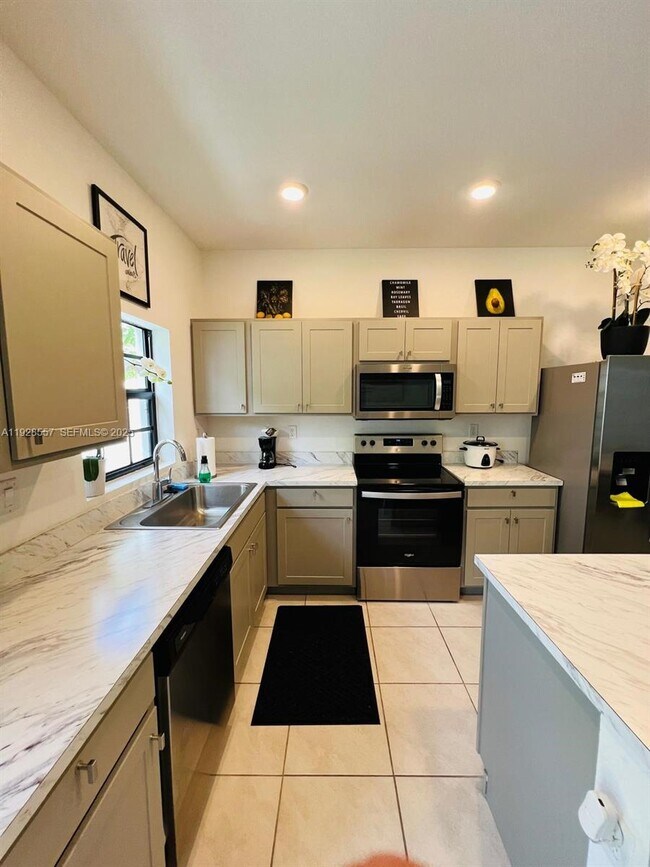 Building Photo - 711 SW 11th St