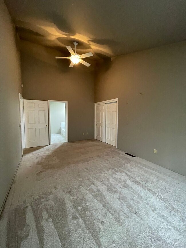 Building Photo - Beautiful End Unit Condo in Bennett Valley!