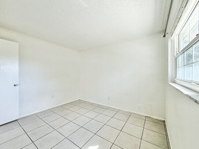 Building Photo - 2658 Sunny Breeze Ave