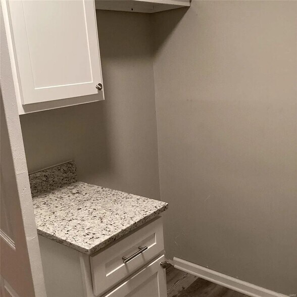 Building Photo - 6827 Roberts Ave