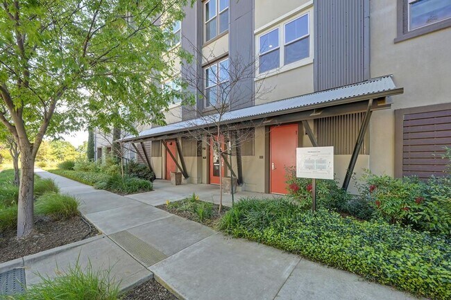 Building Photo - 2 Bed 2 Bath (plus a den) Gala Condo