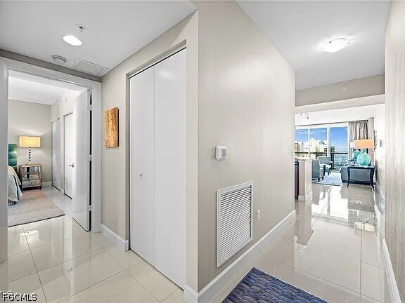 Building Photo - 3000 Oasis Grand Blvd