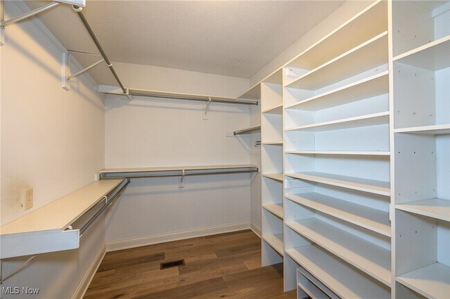 Building Photo - 4025 Meadowvale Ct