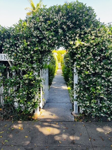 entrance to propery - 3116 Colorado Ave