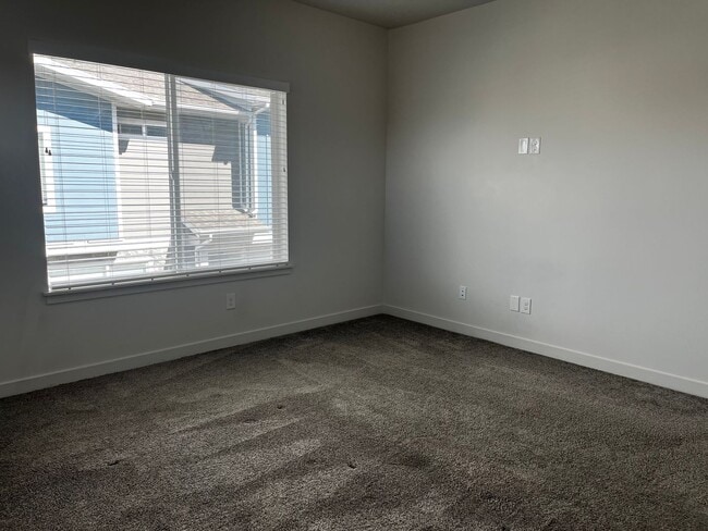 Building Photo - Absolutely STUNNING Townhome!!!