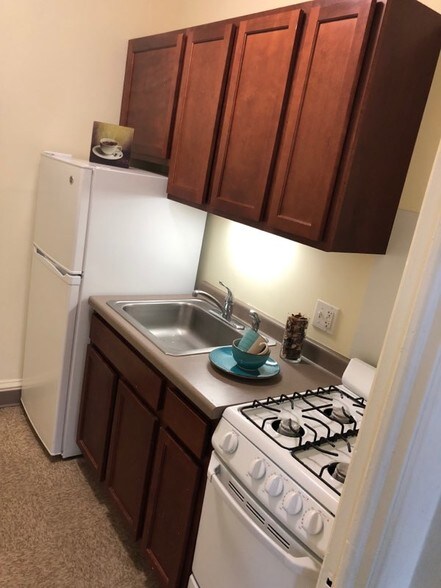 Kitchen - 7020 S Jeffery Ave