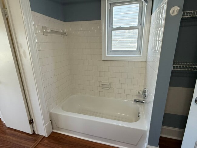Building Photo - Spacious 3BR / 2BA apartment with ensuite bath and in-unit laundry