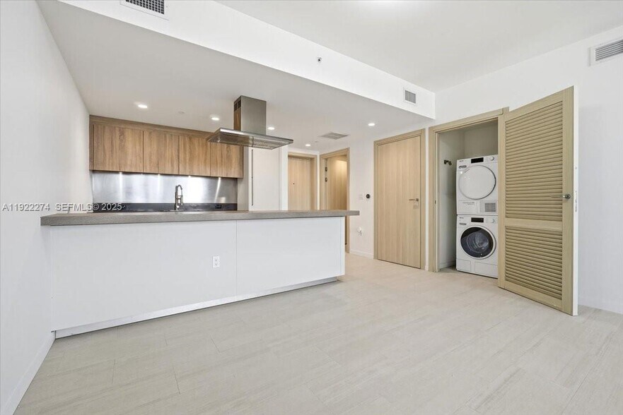 Building Photo - 1000 Brickell Plz