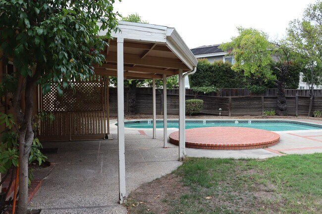 Building Photo - Single Family Home Centrally Located off H...