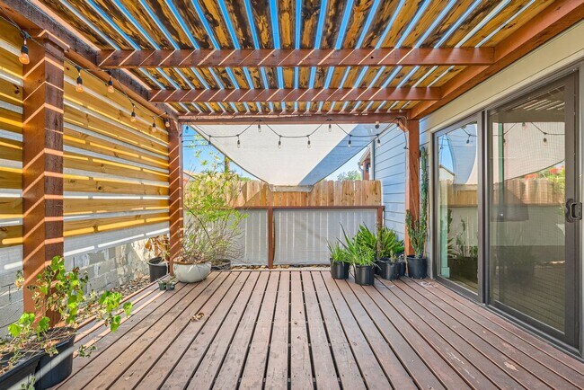 Building Photo - Home with Guest Suite