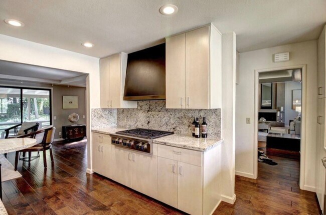 Building Photo - Elegant Fully Renovated 3/3 in Fair Oaks!