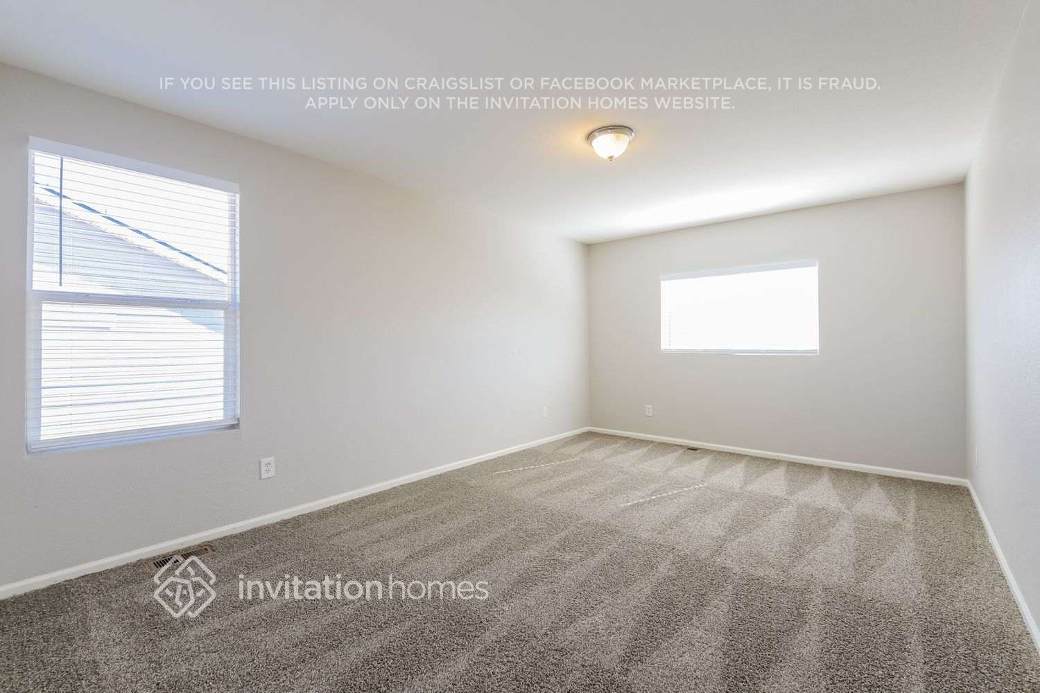 Building Photo - 444 E 77th Pl