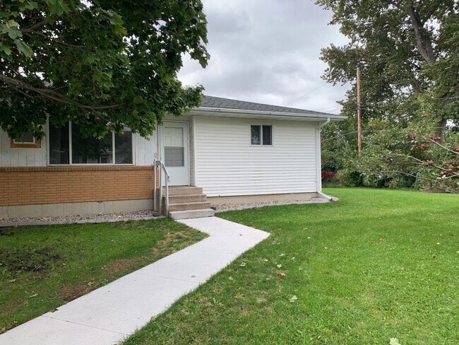 Building Photo - 4 Bed 2 Bath Duplex