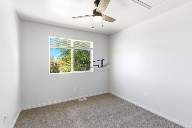 Building Photo - Fantastic West Haven Townhome for Lease!