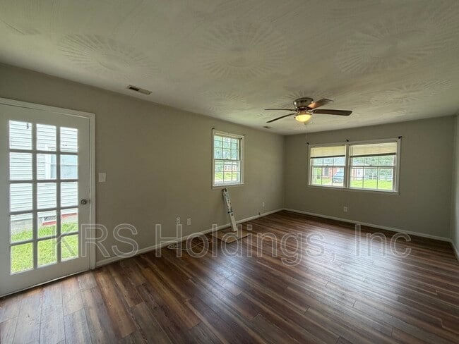 Building Photo - 105 Janet Dr