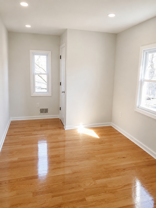 Building Photo - 135 Rosewood Ave